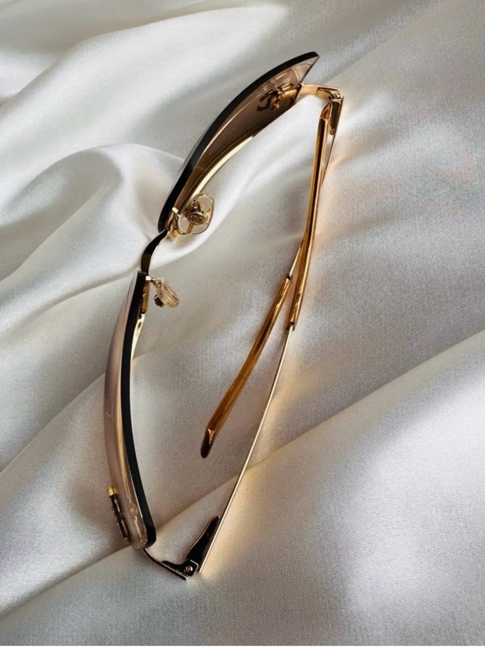 Like New 💫CHANEL Gold Gradient Rimless Logo Sunglasses